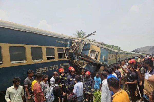 জয়দেবপুরে মালবাহী ট্রেনে যাত্রীবাহী ট্রেনের ধাক্কা, ৯ বগি লাইনচ্যুত