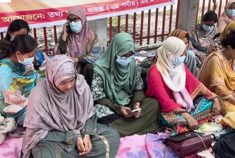 ২১ দিন ধরে অবস্থান কর্মসূচিতে ‘তথ্য আপা’ কর্মীরা