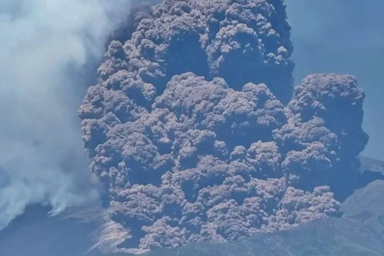 ইতালির মাউন্ট ইটনায় অগ্ন্যুৎপাত, ছাই ছড়িয়ে পড়লো আকাশে হাজার ফুট ওপরে