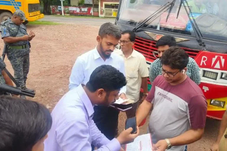 বাসে অতিরিক্ত ভাড়া আদায়, ৭৪ হাজার টাকা জরিমানা