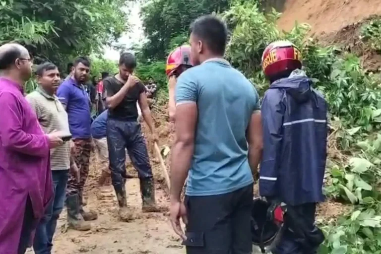 খাগড়াছড়িতে ভারী বর্ষণে পাহাড় ধস, আশ্রয়কেন্দ্রে ছুটছেন মানুষ