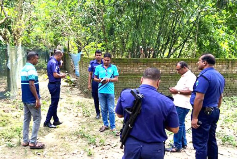 কবরস্থানে পুঁতে রাখা ককটেল বিস্ফোরণ, আতঙ্কে স্থানীয়রা