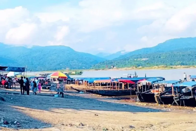 সাদাপাথরে পর্যটকবাহী নৌকা ছাড়া সব ধরনের নৌযান চলাচলে নিষেধাজ্ঞা