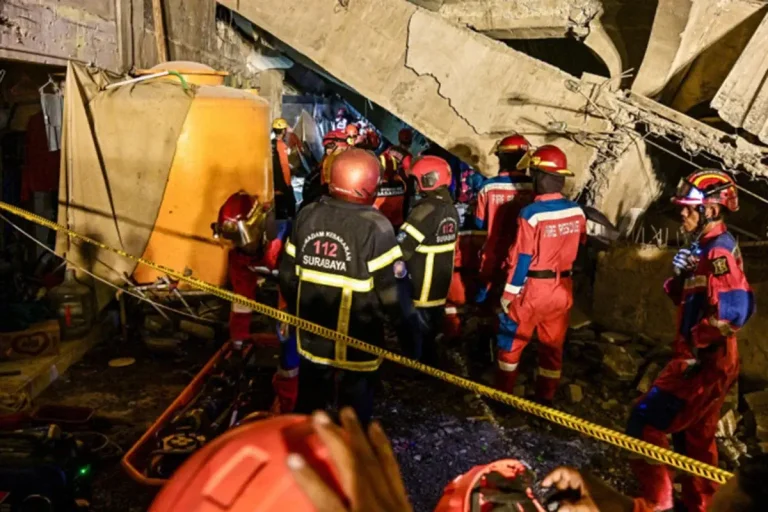 ইন্দোনেশিয়ায় স্কুল ধসে মৃতের সংখ্যা বেড়ে ৮