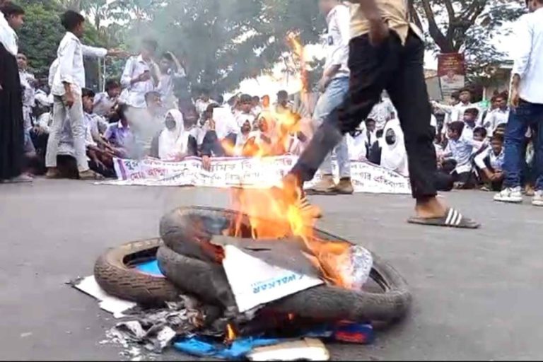শার্শায় ছাত্রীকে শ্লীলতাহানির প্রতিবাদে শিক্ষার্থীদের সড়ক অবরোধ