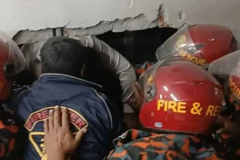 লিফটে আটকা বরসহ ১০ জন, ফায়ার সার্ভিসের অভিযানে উদ্ধার