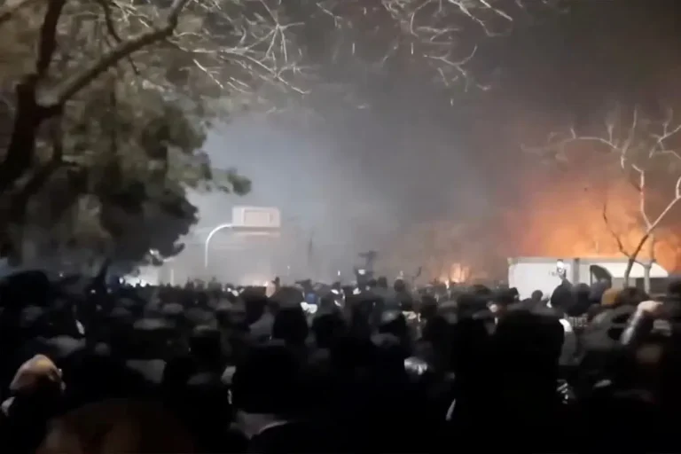যুক্তরাষ্ট্রের সম্ভাব্য হস্তক্ষেপে কড়া হুঁশিয়ারি ইরানের