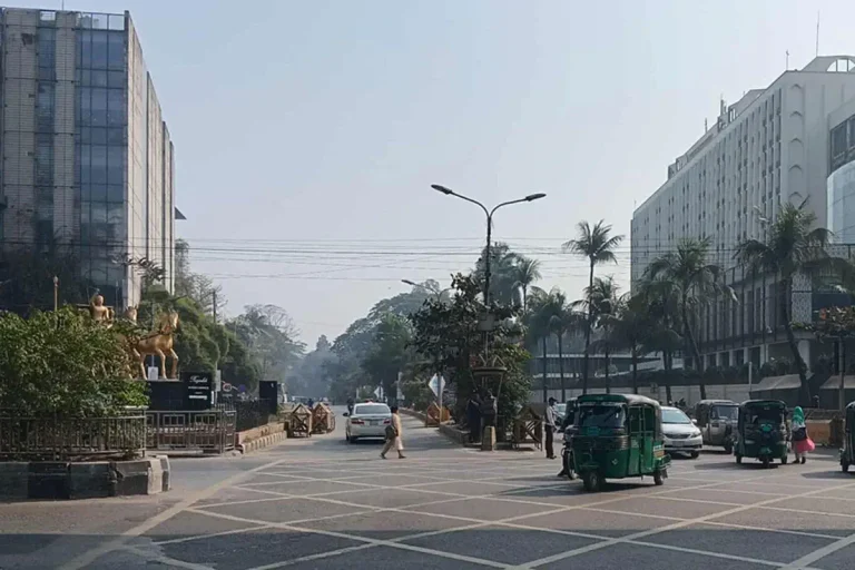 শাহবাগ এলাকায় পুলিশের বাড়তি নিরাপত্তা