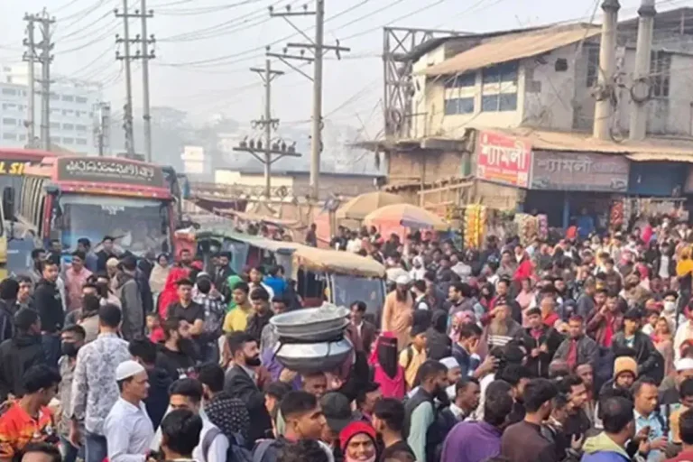 অতিরিক্ত ভাড়া আদায়ের প্রতিবাদে নবীনগর-চন্দ্রা মহাসড়ক অবরোধ