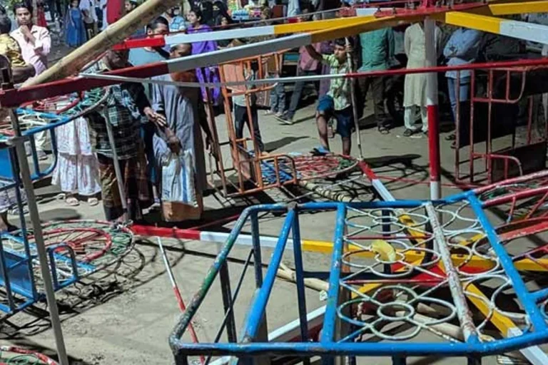 ময়মনসিংহে নাগরদোলা ভেঙে পড়ে আহত ৫ শিশু-কিশোর