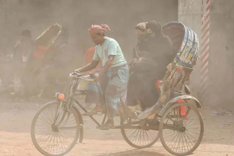 বায়ুদূষণে শীর্ষে লাহোর, ঢাকার অবস্থান কত?
