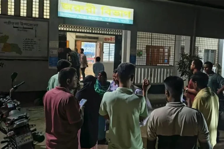 নওগাঁয় প্রাইভেটকার নিয়ন্ত্রণ হারিয়ে ব্রিজে ধাক্কা, নিহত ২