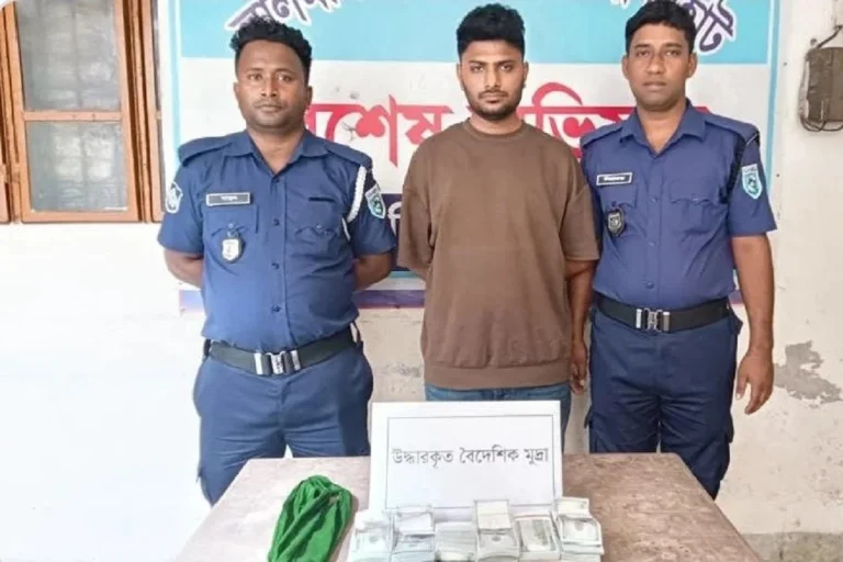 অটোরিকশায় যুবকের কাছে মিলল দেড় লাখ ডলার
