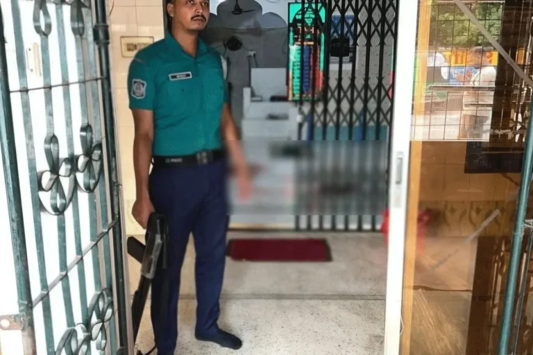 খুলনায় নামাজের সময় মসজিদে ঢুকে গুলি, দুই মুসল্লি গুলিবিদ্ধ