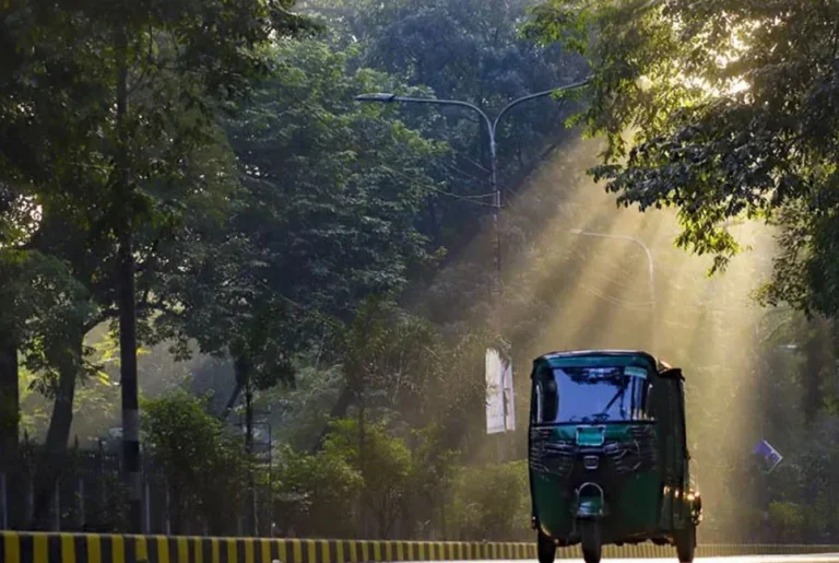 বায়ুদূষণে শীর্ষে আদ্দিস আবাবা, ঢাকার বাতাস আজ ‘সহনীয়’