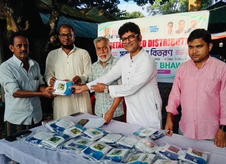প্রান্তিক কৃষকদের মাঝে রোটারি ক্লাব অব ভাওয়ালের সবজি বীজ বিতরণ